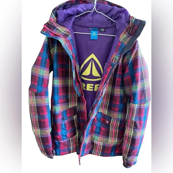 Youth Size XL Winter Jacket in a Plaid Pattern. Unisex ..
Brand: Firefly - Picture 2 of 4